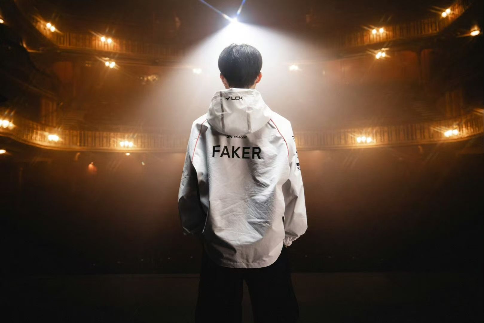 这支阵容是怎么变成这样的？ EDward Gaming 的阵容在纸面上看起来很普通，但在实际比赛中却崩溃了。