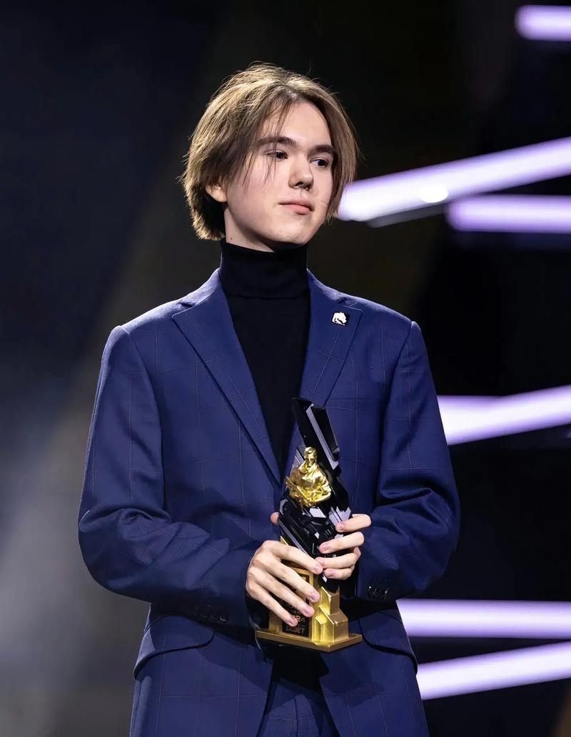 Assum ：选金克丝是因为训练赛打龙效果挺好的